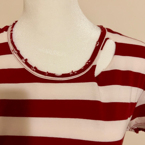 RtA distressed tee shirt, off-white and burgundy. 100% cotton, size XS - Picture 4 of 8